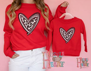 Leopard Heart Graphic Unisex Sweatshirt
